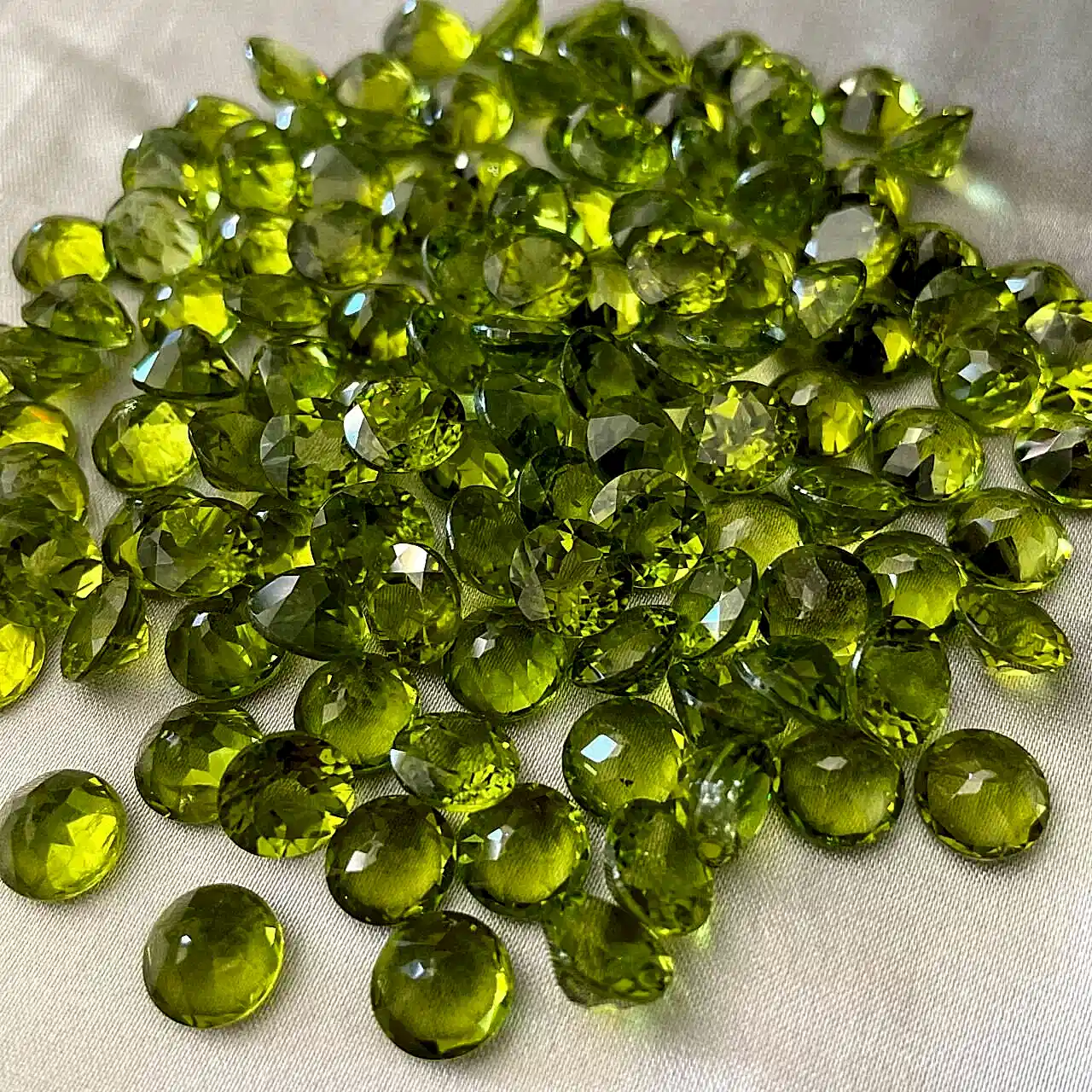 Peridot Taşı Nedir, Faydaları Nelerdir?